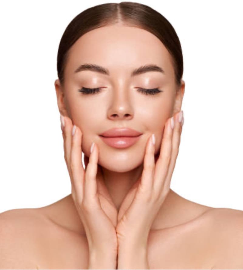 Lueur dorée sur une peau reposée, reflet de douceur et d’éclat, symbole de la beauté naturelle signée Ply’Beauty.