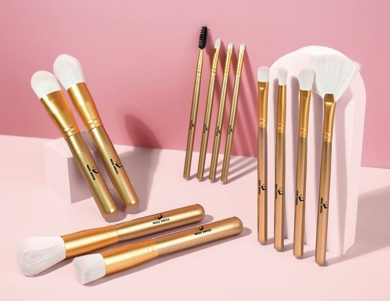 Pinceaux de maquillage dorés et blancs – élégance et douceur signées Ply’Beauty.