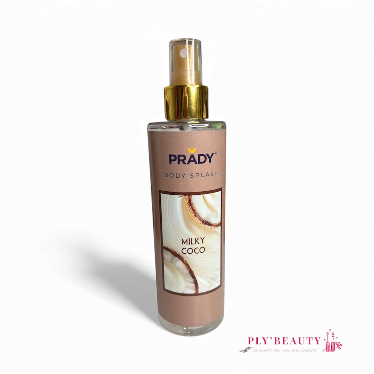 Spray corporel Prady Milky Coco 250 ml, brume parfumée gourmande au lait de coco, flacon transparent avec étiquette beige et détails dorés, photo de noix de coco en fond.