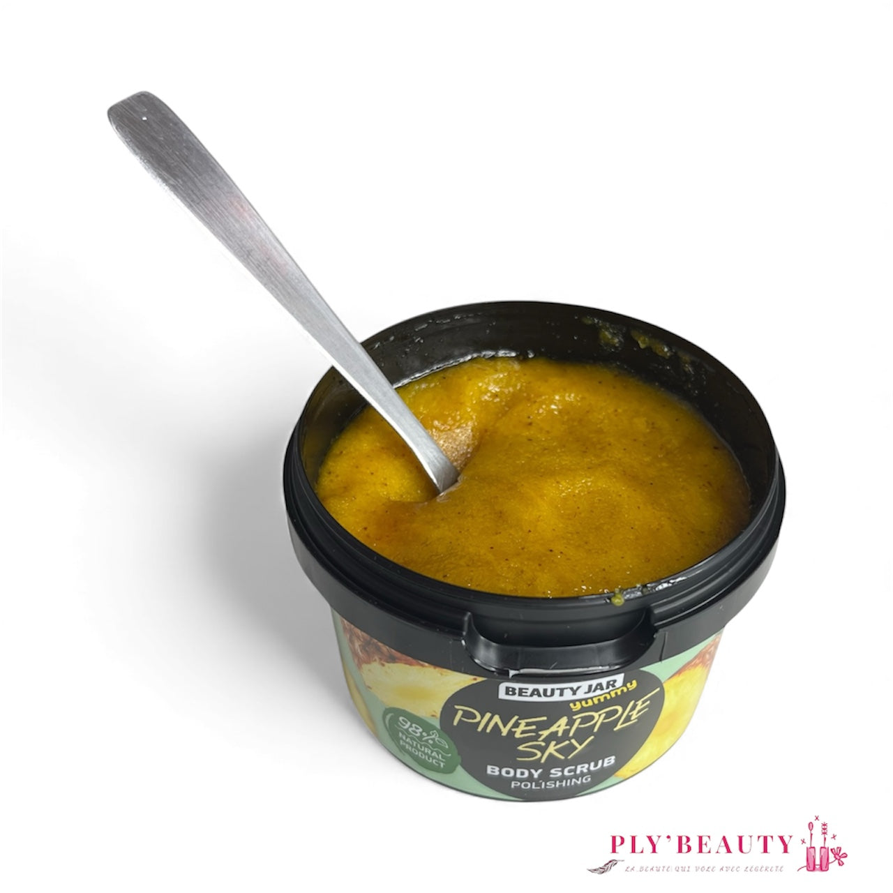 Gommage corps Beauty Jar Pineapple Sky 360 g ouvert, texture jaune dorée visible avec cuillère, exfoliant naturel à l’ananas dans pot noir.