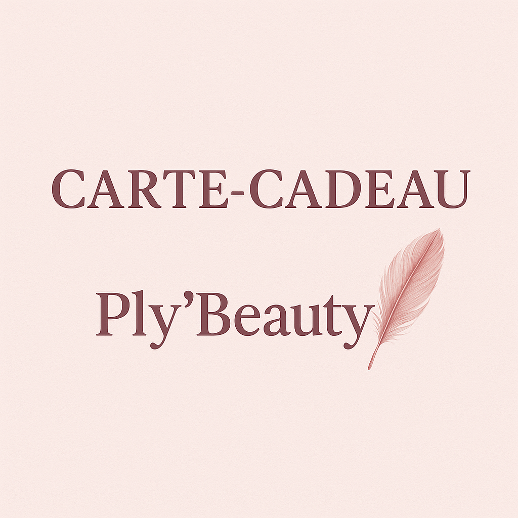 Carte-cadeau Ply’Beauty sur fond rose poudré, avec le titre “CARTE-CADEAU” en typographie élégante et une plume rose délicate à droite du logo.